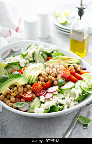 Gesunde vegetarische Salat mit Kichererbsen, frisches Gemüse, Avocado und Feta Stockfoto