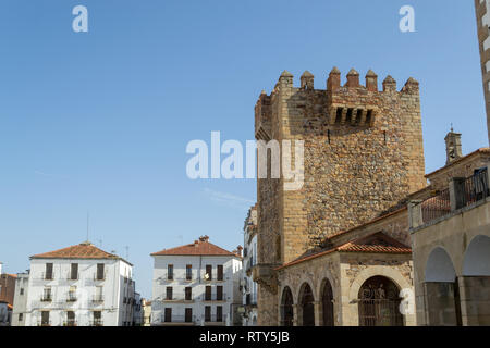 Turm von Bujaco neben Einsiedelei von La Paz ist eine der wichtigsten Sehenswürdigkeiten in Caceres (Spanien) Stockfoto