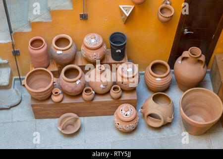 Töpferei Store im Herzen von Caceres (Spanien) Stockfoto