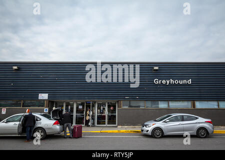 OTTAWA, Kanada - 12. NOVEMBER 2018: Hauptgebäude der Ottawa Coach Station mit der Greyhound logo und Taxis warten. Greyhound Canada ist eine von Th Stockfoto