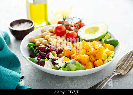 Veganes Mittagessen Schüssel mit Kichererbsen, Avocado, Gemüse, und gerösteten Kürbis Stockfoto