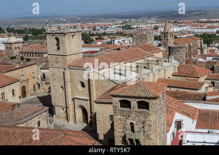 Blick auf Caceres Stadtzentrum von der Kirche des Heiligen Franz Xaver Stockfoto