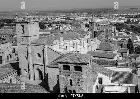 Blick auf Caceres Stadtzentrum von der Kirche des Heiligen Franz Xaver Stockfoto