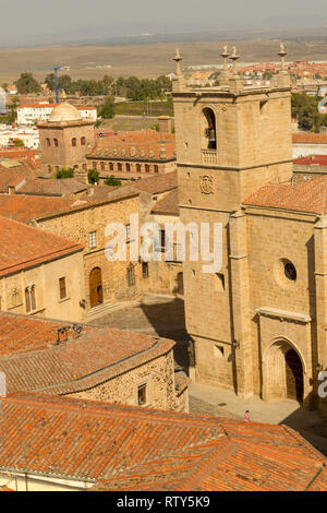 Blick auf Caceres Stadtzentrum von der Kirche des Heiligen Franz Xaver Stockfoto