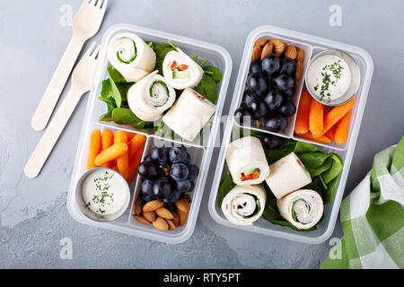 Gesundes Mittagessen oder einen Snack mit Tortilla zu gehen, Wraps, Früchte und Gemüse Stockfoto