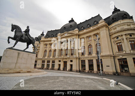 Zentrale Universitätsbibliothek Bukarest, und König Carol I. Statue, Rumänien Stockfoto