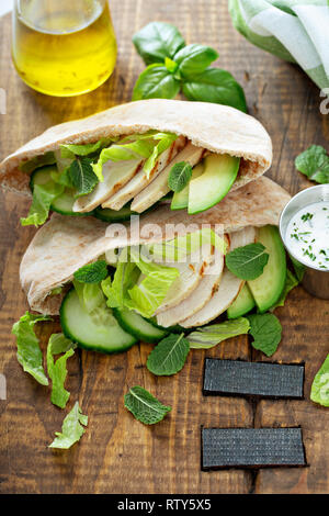 Gesunde pita Sandwich mit Huhn und Gemüse Stockfoto