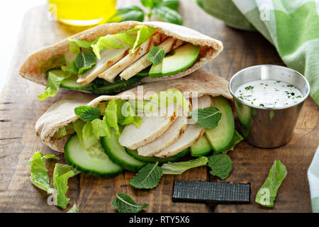 Gesunde pita Sandwich mit Huhn und Gemüse Stockfoto
