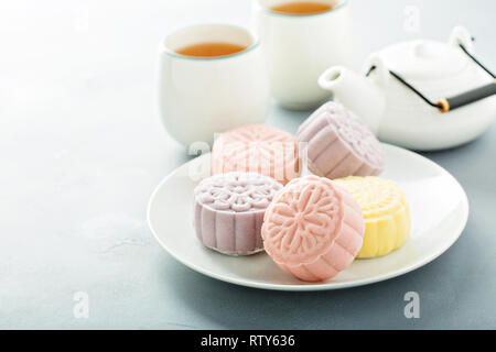 Schnee Haut süße und herzhafte traditionelle Chinesische mooncakes mit verschiedenen Füllungen Stockfoto