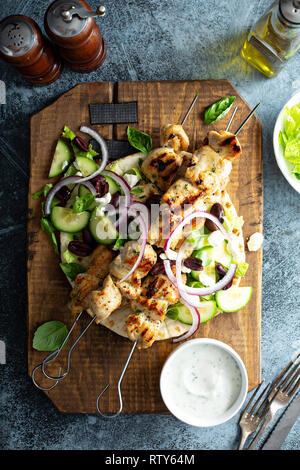 Huhn Kebabs auf ein Fladenbrot mit Gemüse und Oliven, griechischen Mittagessen inspiriert Overhead shot Stockfoto