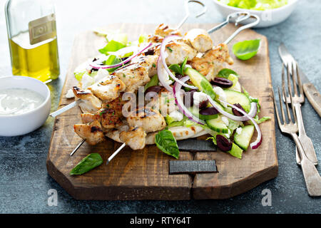 Huhn Kebabs auf ein Fladenbrot mit Gemüse und Oliven, griechischen Mittagessen inspiriert Stockfoto