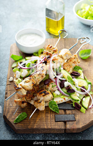 Huhn Kebabs auf ein Fladenbrot mit Gemüse und Oliven, griechischen Mittagessen inspiriert Stockfoto