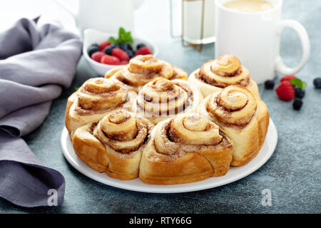 Hausgemachte Zimtkuchen mit Kaffee und Beeren Stockfoto