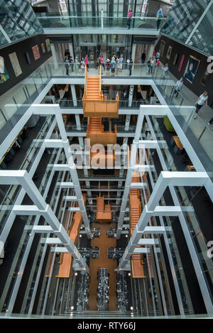 Blick nach unten in Richtung Boden Stock banking Kammer im Inneren der renovierten alten Commonwealth Bank Gebäude in Martin Place, Sydney, Australien Stockfoto