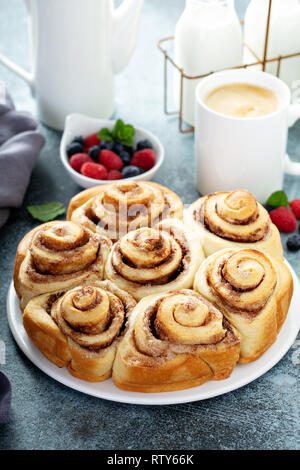 Hausgemachte Zimtkuchen mit Kaffee und Beeren Stockfoto