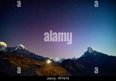 Snowy Annapurna und Hinchuli Berge bei Nacht Sternenhimmel in Nepal Stockfoto