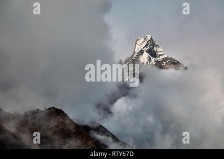 Matschaputschare Fisch Geschichte Peak durch Wolken im Himalaya, Nepal umgeben. Stockfoto