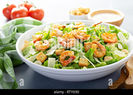 Hausgemachte Caesar Salat mit Garnelen und Dressing auf der Seite Stockfoto