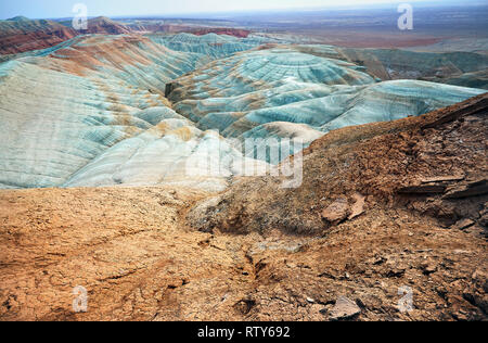 Bizarr übereinander geschichteten blaue und rote Berge im Desert Park Altyn Emel in Kasachstan Stockfoto