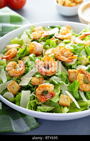 Hausgemachte Caesar Salat mit Garnelen und Dressing auf der Seite Stockfoto