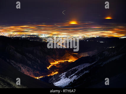Almaty City Lights an nebligen Winter Nacht Blick von den Bergen, Kasachstan, Mittelasien. Stockfoto