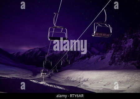 Cable Car Station am Berg mit Sternenhimmel in Shymbulak ski resort in Almaty, Kasachstan Stockfoto