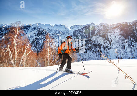 Man Skifahren auf frischen Pulverschnee im Wald, in den Bergen in der Nähe von Almaty, Kasachstan Stockfoto