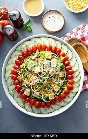 Haus Salat mit Zwiebeln, Croutons, Tomaten und Gurken Stockfoto