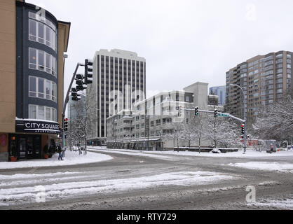 Bellevue, WA, USA. 4 Feb, 2019. Bellevue ist eingeschneit. Es gibt nur sehr wenige Autos und Fußgänger auf den Straßen Stockfoto