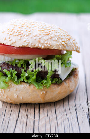 Frische hausgemachte Hamburger serviert auf Holz Stockfoto