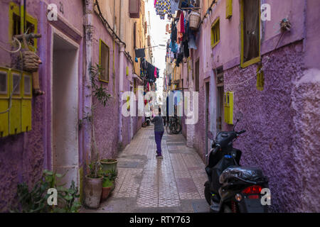CASABLANCA, Marokko - März 2, 2019: die Menschen auf den Straßen der alten Medina in Casablanca, Marokko. Stockfoto