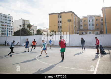 CASABLANCA, MAROKKO - 2. MÄRZ 2019: eine Gruppe von Jungen Fußball spielen in Casablanca, Marokko. Stockfoto