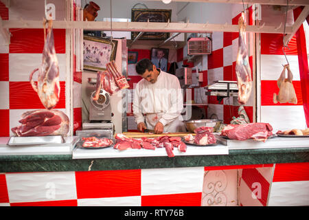 CASABLANCA, Marokko - März 2, 2019: traditionelle Metzgerei in der Alten Medina in Casablanca, Marokko. Stockfoto