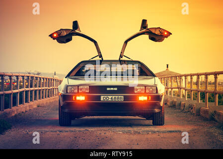 Adelaide, Australien - 7. September 2013: DeLorean DMC-12 gullwing Auto mit geöffneten Türen auf der Brücke in der Dämmerung geparkt Stockfoto