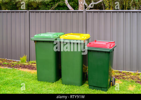 Australische home Mülleimer durch den Gemeinderat auf Hinterhof in der Australischen Vorort zur Verfügung gestellt Stockfoto