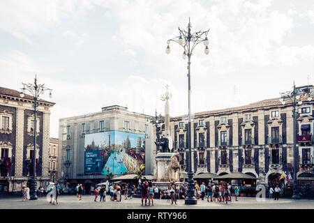 Catania, Sizilien, Italien - August 08, 2018: die Menschen in der Nähe von berühmten Wahrzeichen, dem Monument der Elefanten Brunnen (Fontana dell'Elefante) auf dem Hauptplatz Piazza Stockfoto