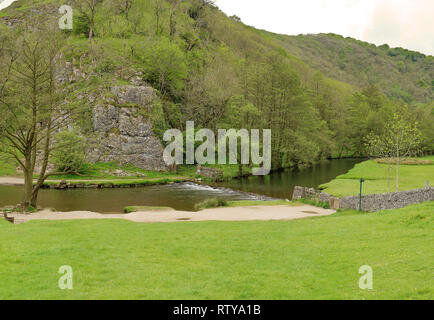 Trittsteine auf dem Fluss Dove in Dovedale in The Derbyshire Peak District Stockfoto