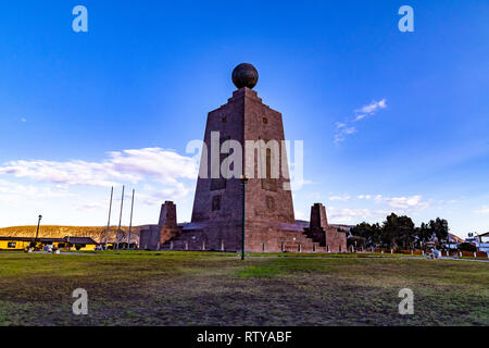 Quito, Ecuador, 24. Januar 2019: Mitad del Mundo Denkmal, bei Sonnenuntergang, einer der am meisten besuchten Sehenswürdigkeiten in Ecuador Stockfoto