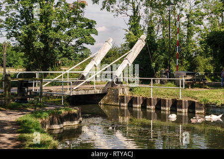 Eine Öffnung "Klapp" Brücke oder zugbrücke auf der Basingstoke Canal in der Nähe der Burg Odiham, Hampshire, Großbritannien Stockfoto