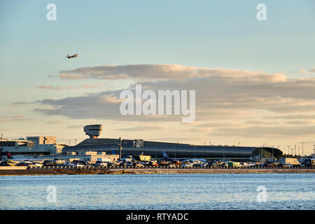 Abgebildet ist ein Flugzeug verlassen den Internationalen Flughafen von Miami, Florida. Stockfoto