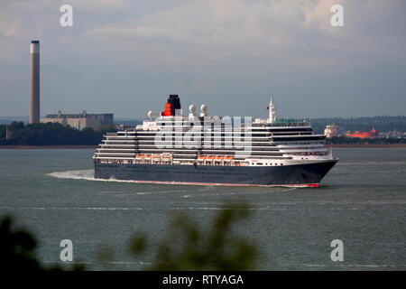 Luxus, Reisen, luxuriöse, Hochzeit, Flitterwochen, Suite, Kabine, Queen Victoria Kreuzfahrtschiff verlässt Southampton, Umweltverschmutzung, Cowes Isle of Wight England Großbritannien Stockfoto