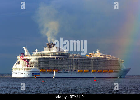 Luxus, Reisen, luxuriöse, Hochzeit, Flitterwochen, Suite, Kabine, Harmonie des Meeres, Kreuzfahrt, Liner, verlassen, Southampton, Verschmutzung, Cowes, Isle of Wight England Stockfoto