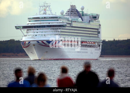 Umweltverschmutzung, Luxus, Reisen, luxuriöse, Hochzeit, Flitterwochen, Suite, Kabine, Ventura, Kreuzfahrt, Liner, verlassen, Southampton, Weitergabe, Cowes, Isle of Wight England Großbritannien Stockfoto