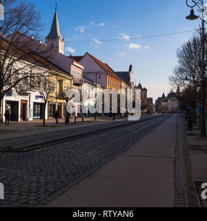 KOSICE, SLOWAKEI - 14. FEBRUAR 2019: hlavna Straße in der Altstadt von Kosice, Slowakei, durch den Aufbau von Arch gesehen Stockfoto