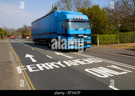 Fahrbahnmarkierungen, Zeichen, Verkehr, Fishbourne Fähre Fishbourne Lane, Isle of Wight, England, UK, a Stockfoto