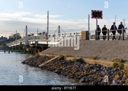 Swing Bridge, Main Road, Hafen, Verkehr, Eingang, Fluss, Yar, Yarmouth, Isle of Wight, England, Vereinigtes Königreich, Stockfoto