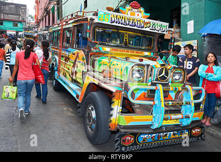Baguio City, Provinz Benguet, Philippinen - Mai 5, 2012: Vorne mit niedrigem Betrachtungswinkel von bunten jeepneys Parken auf einer steilen Straße in der Innenstadt Stockfoto
