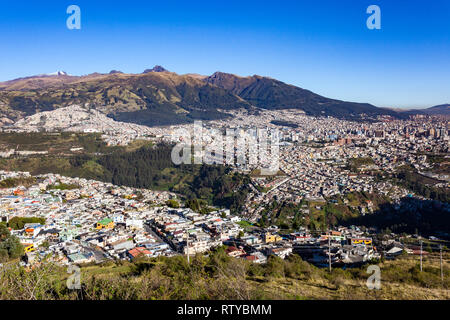 Teilweiser Blick auf Quito am Fuße des Vulkan Pichincha in den frühen Morgenstunden Stockfoto