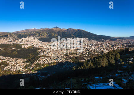 Teilweiser Blick auf Quito am Fuße des Vulkan Pichincha in den frühen Morgenstunden Stockfoto