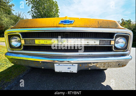 Vancouver, B.C., Kanada - 21. Juni 2012: Extreme Low Angle View der Vorderseite eines gelben Flachbild Chevrolet C-30 Auto der 70er Stockfoto